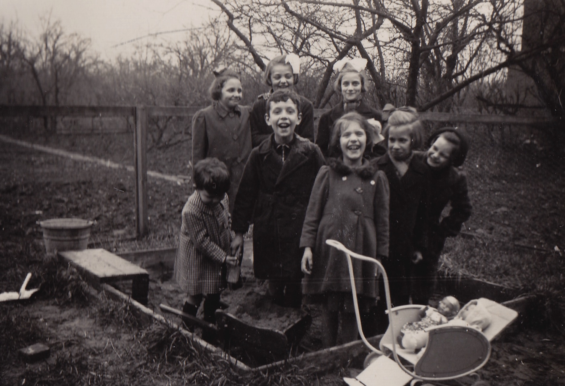 Omstreeks 1940: Verjaardag dochter Margreth Hugenholtz-Steenbeek (1934-2022) bij de pastorie; Wil Vos  Voor: Albert Hugenholtz (1937), Hans Hugenholtz (1932-2018), Margreth Steenbeek-Hugenholtz (1934), Marie van Steensel en Truida Vos. 
In de kinderwagen op deze foto heeft mijn tante Margreth in de oorlog illegale kranten (Trouw) weggebracht.