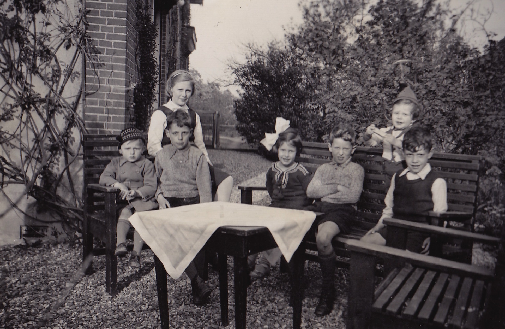 Verjaardag oom Albert Hugenholtz (1937)
Kees Vermaas, Piet Witte (1929-2019), Corry Luyendijk, Margreth Steenbeek-Hugenholtz (1934-2022), Dirk Kranenburg, Albert Hugenholtz (1937), Hans Hugenholtz (1932-2018).