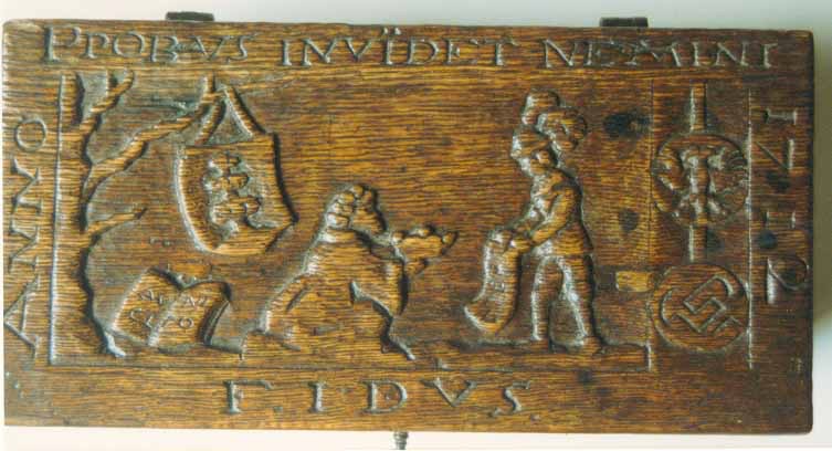 Siehe auch die Abbildung des Familienwappens am Baum.
Probus Invidet Nemini = „Der Rechtschaffene beneidet niemanden.“