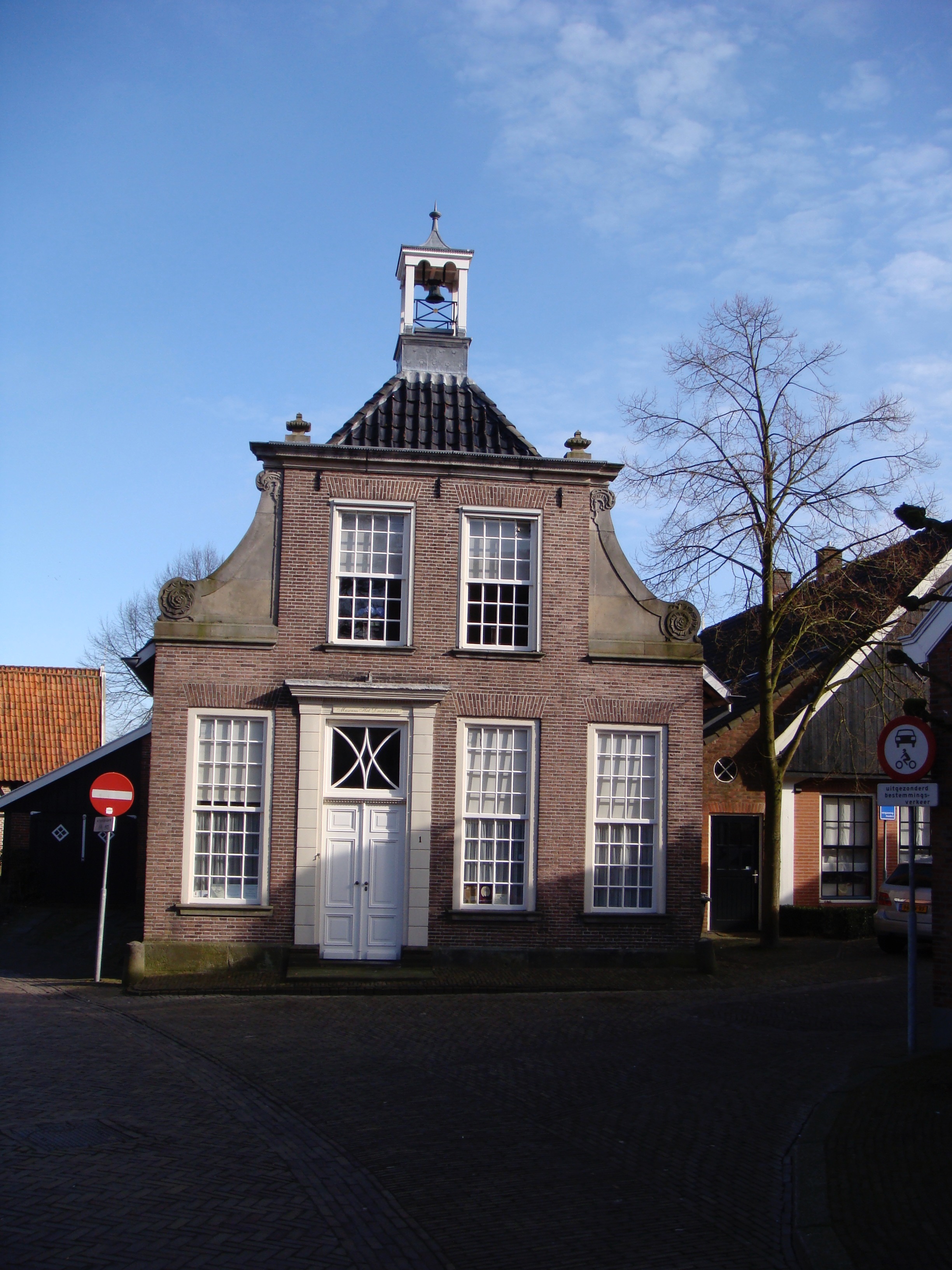 Het Drostenhuis in Ootmarsum: woonhuis Hendrik Knypinga Cramer (1754-1815); Walstraat 1 te Ootmarsum. Na zijn huwelijk in 1826 woonde Herman Cramer hier. Naar alle waarschijnlijkheid is mijn betovergrootmoeder Euphemia Hugenholtz-Cramer hier geboren.
