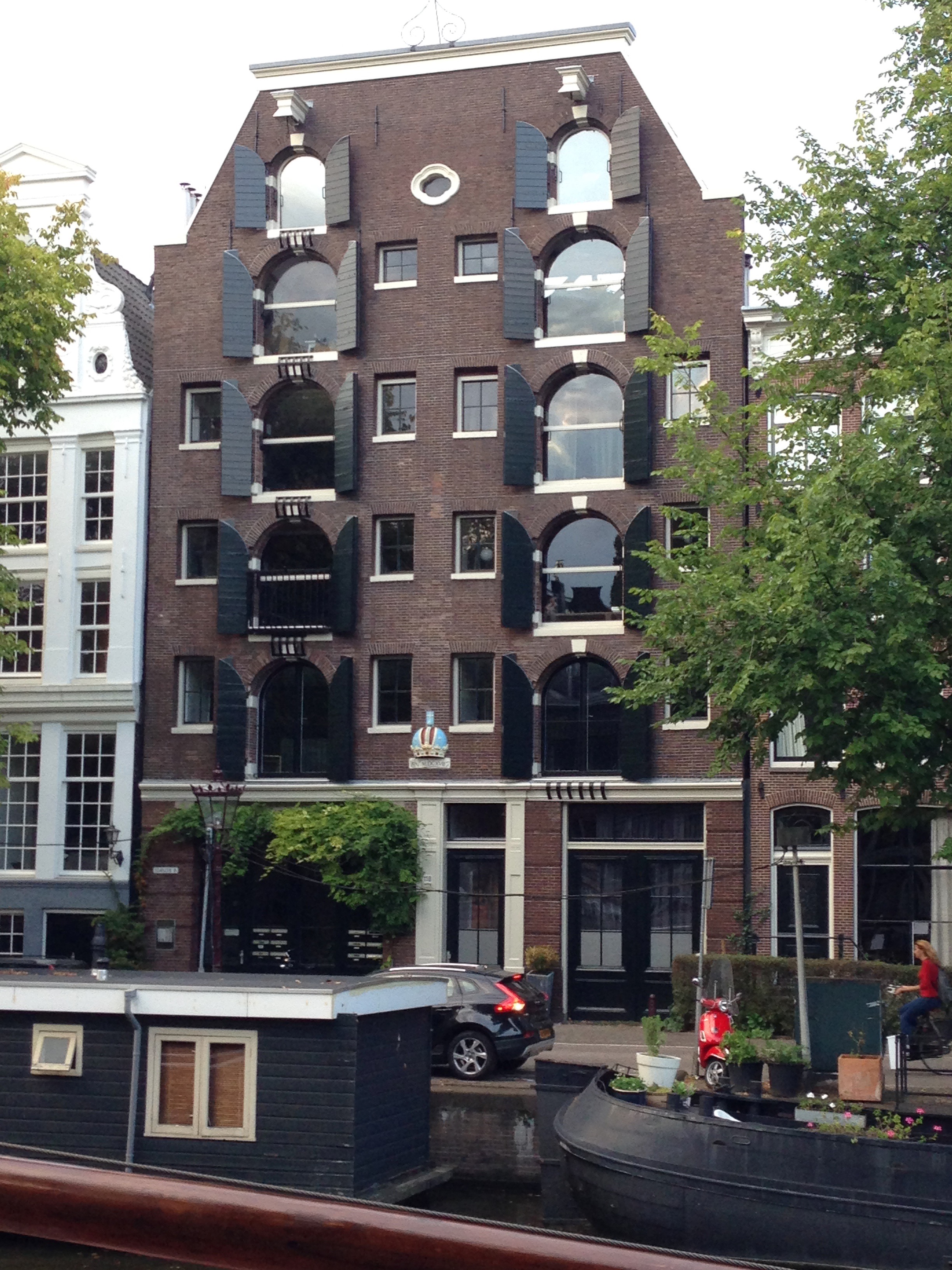 “De Keizerskroon” Brouwersgracht 114-118 in Amsterdam, waar zijn zeepziederij en drukkerij gevestigd waren. Foto 2014.