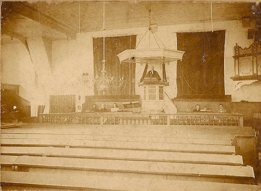 Kerk Axel op 7 augustus 1899; vlnr Marie-Katz-Geesink, Hugenhz-Cramer; Frida Katz; Co, Henk, Karel Fredrik Katz en JBT op preekstoel in Axel.