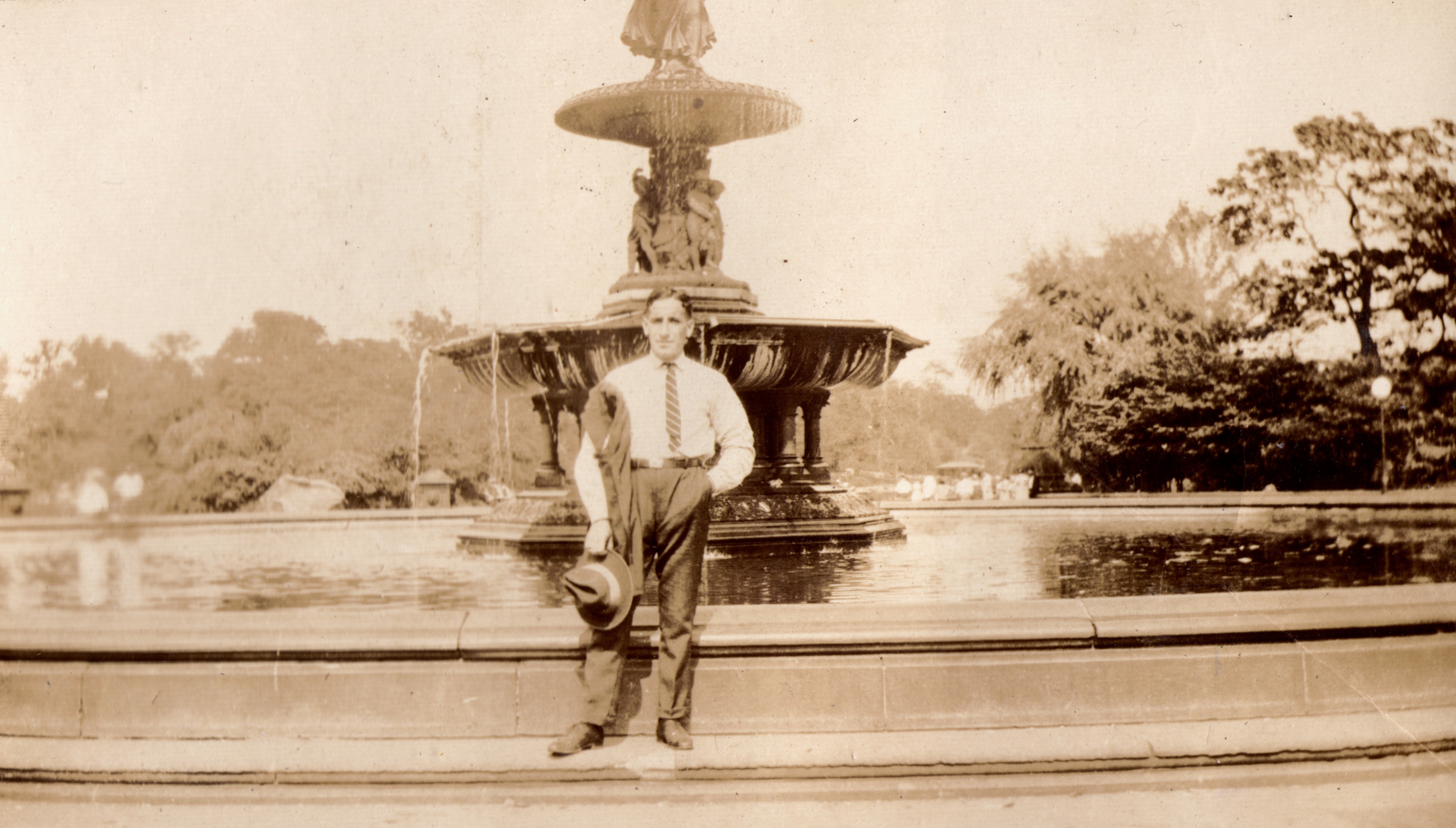Theo Goldschmidt, New York in September 1924. locatie: Bethesda Fountain (“Angel of the Waters”) bij Bethesda Terrace in Central Park, New York City.