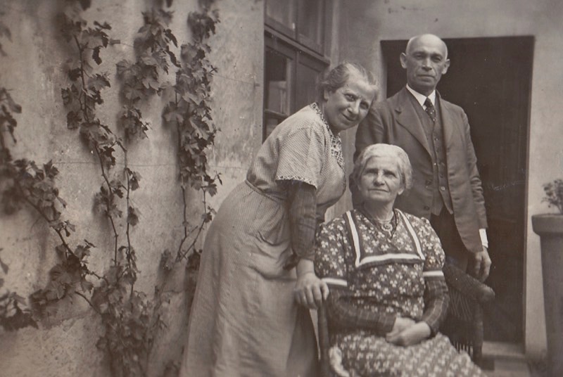 Mathilde Heger-Leeuwarden, Lenchen Goldschmidt-Leeuwarden and Nathan Heger in Delmenhorst around 1936.