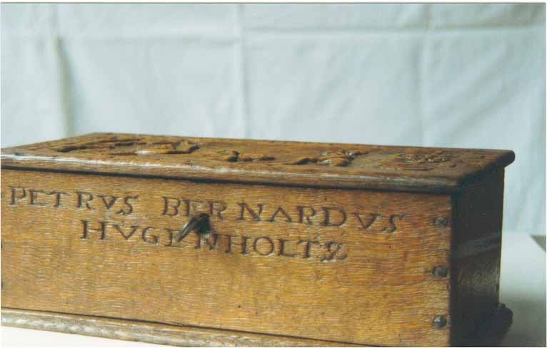 Houten kistje uit 1712 met zijn naam er op.