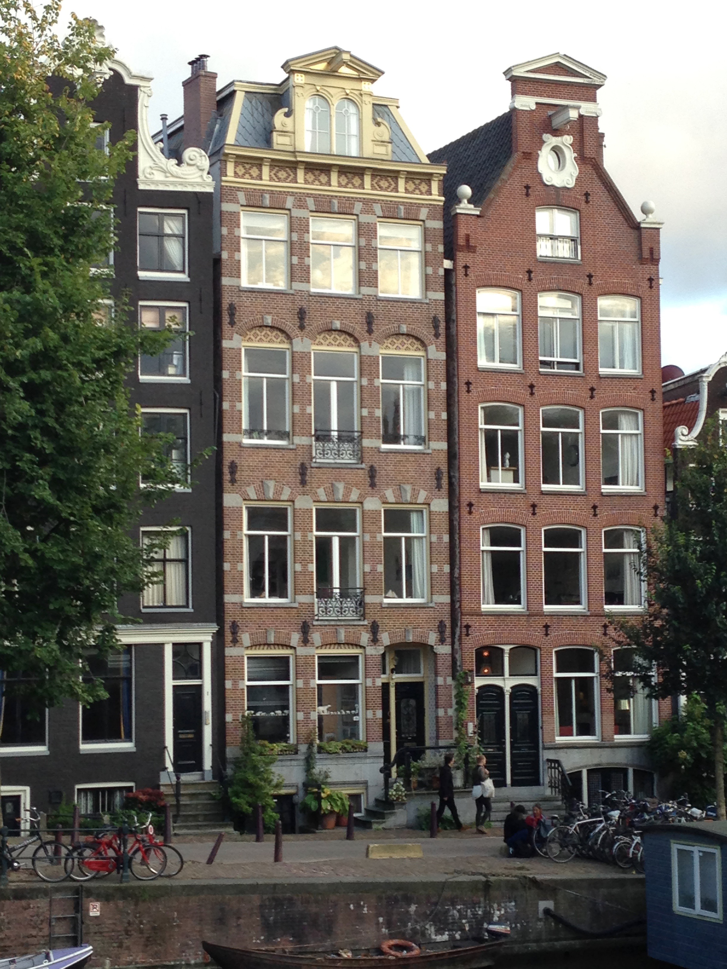 Mijn overgrootmoeder Mathilde Geesink (1865-1942) is geboren in dit huis aan de Herengracht 3 in Amsterdam (foto 2014). Haar ouders zijn hier als jong stel komen wonen en hadden in eerste instantie het onderste deel in bezit. Vrij snel daarna kochten ze het gehele pand. Het huis staat beschreven in het boek 