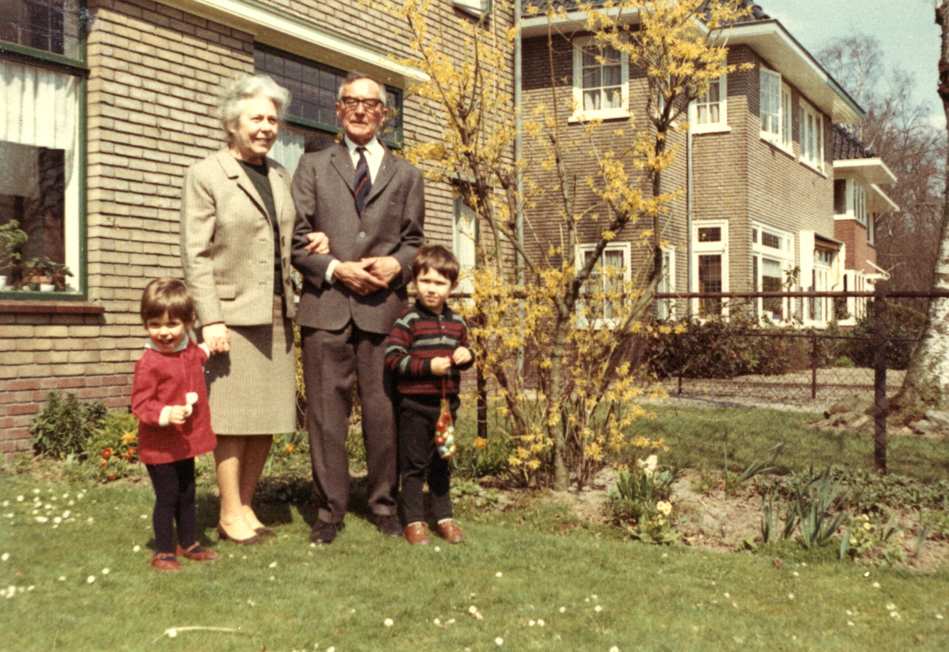 Eerste Paasdag 1968 met mijn zus Margreeth en opa en oma Hugenholtz in Zeist. In mijn herinnering logeerden wij toen een paar dagen bij opa en oma, omdat onze moeder hoogzwanger was van mijn zusje Esther.