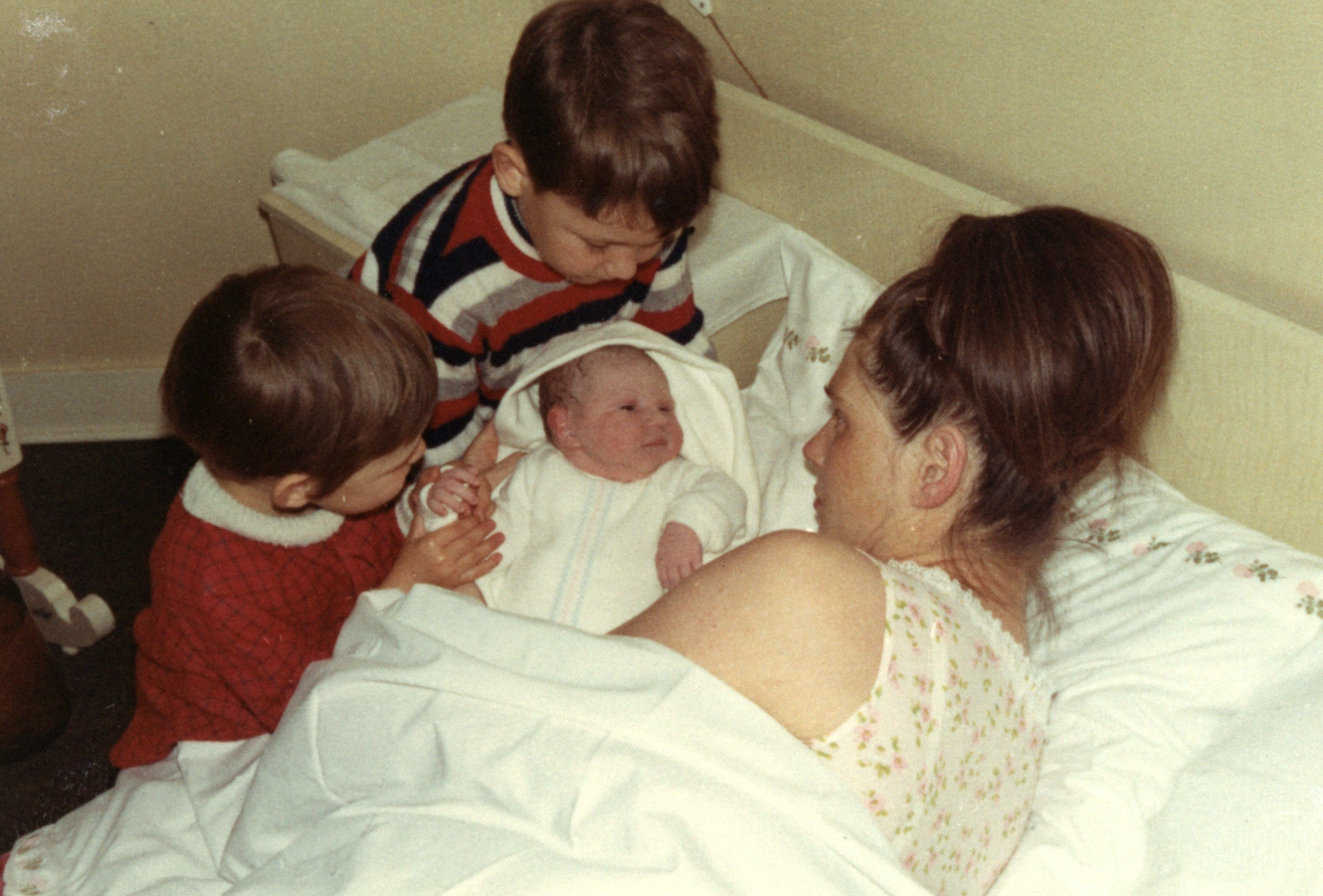 Vlak na de geboorte van mijn zus Esther op 14 mei 1968. Esther is daarna goed opgedroogd ;-)