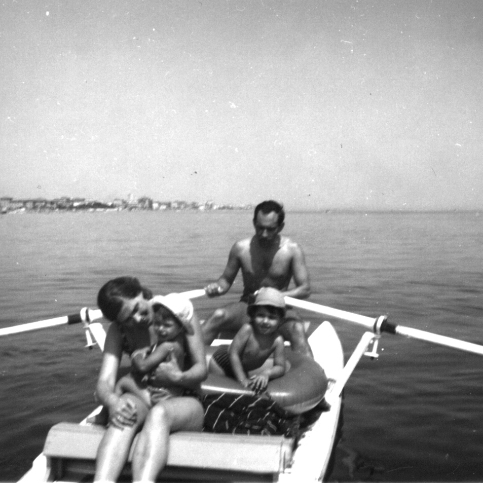 Rimini 1969: Mijn ouders hebben een roeiboot gehuurd om een eind de zee op te gaan.