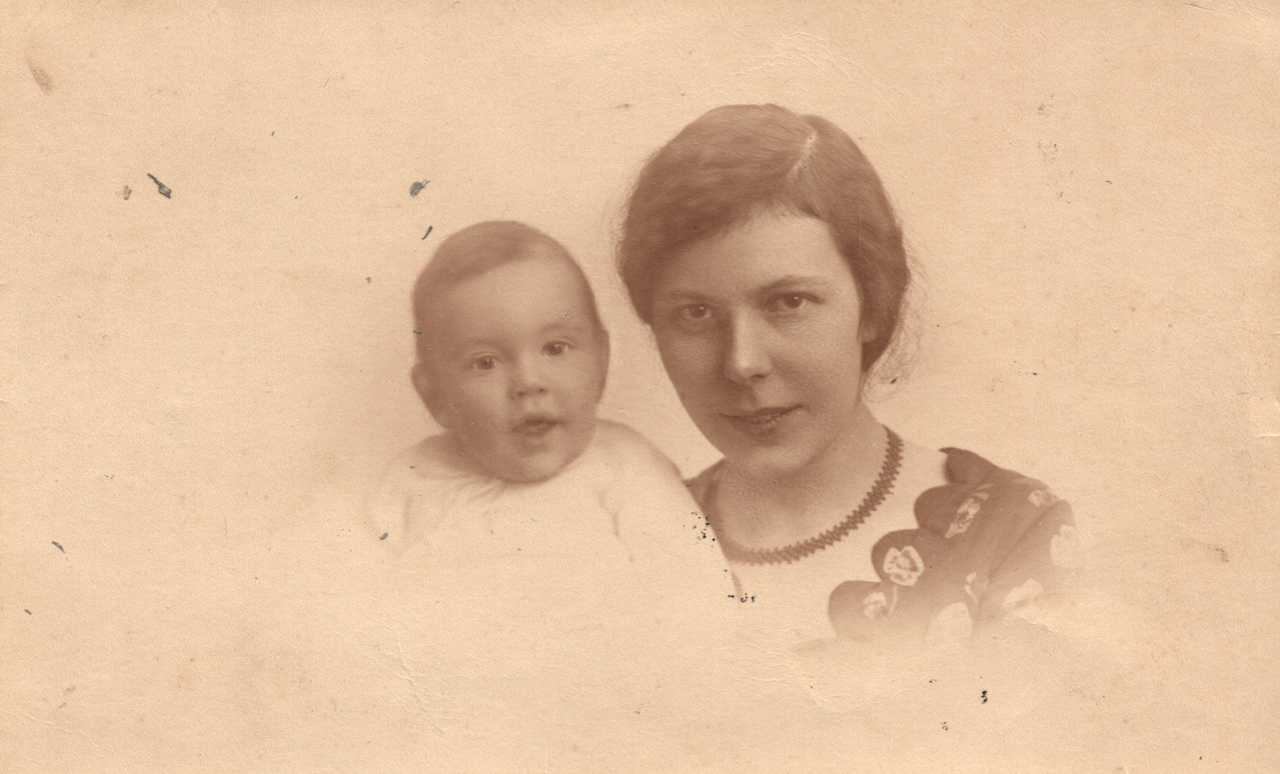 Met zijn moeder Rose Hugenholtz-Lehmkuhl (1905-1993); omstreeks 1932