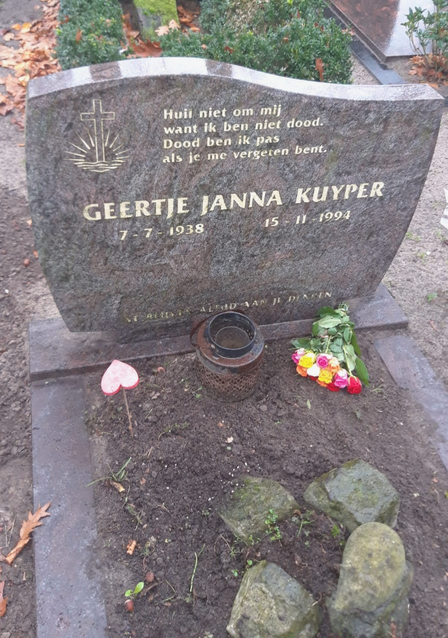 Graf van mijn moeder op begraafplaats Coelhorst te Hoogland.