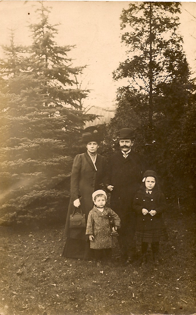 Gezinsfoto Lehmkuhl-Leeuwarden met zoon Johann en dochter Rose (omstreeks 1911).