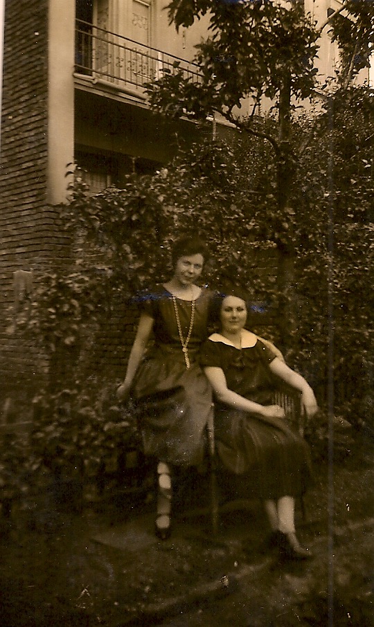 Keulen 1925: oma met een vriendin.
