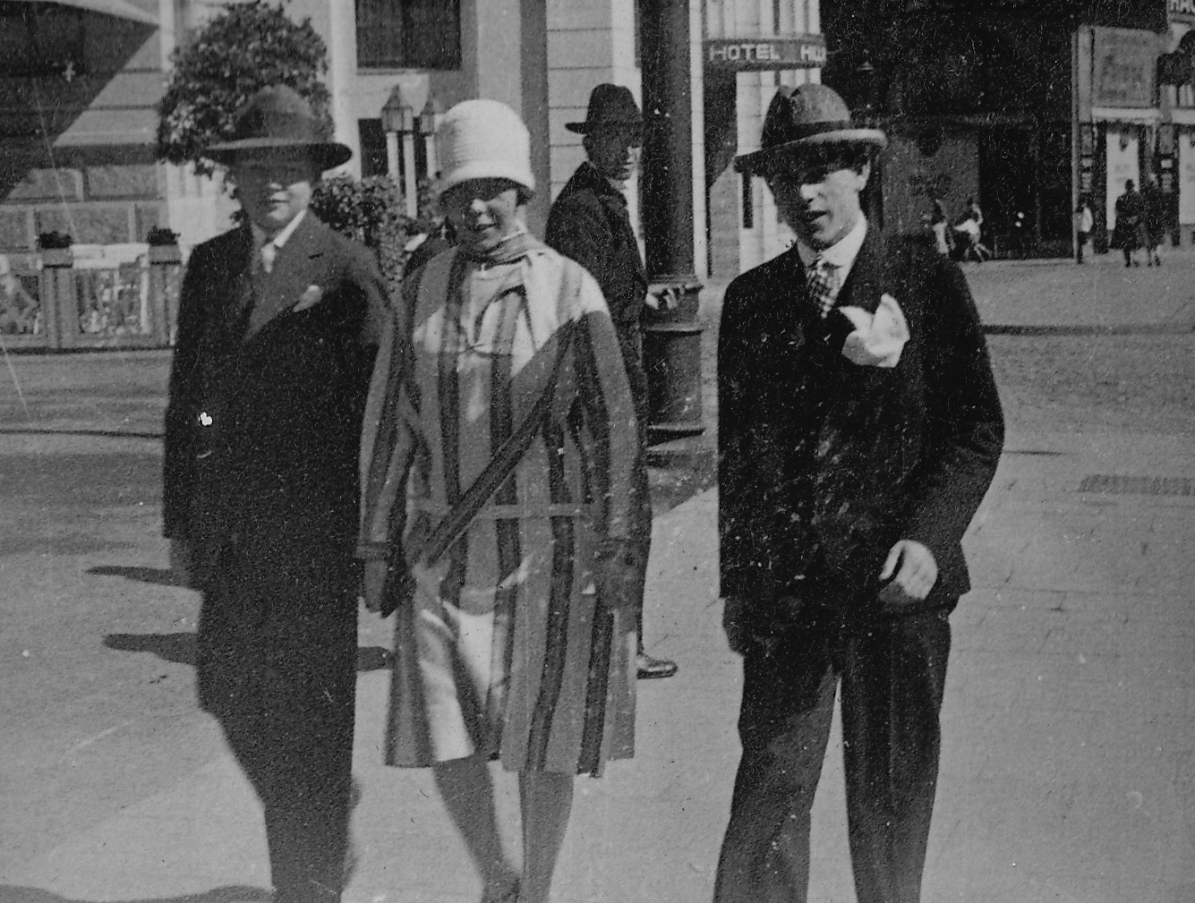 Bremen, januari 1927: oma Hugenholtz-Lehmkuhl met haar broer Hans Lehmkuhl (1905-1992) (rechts) en een collega. 