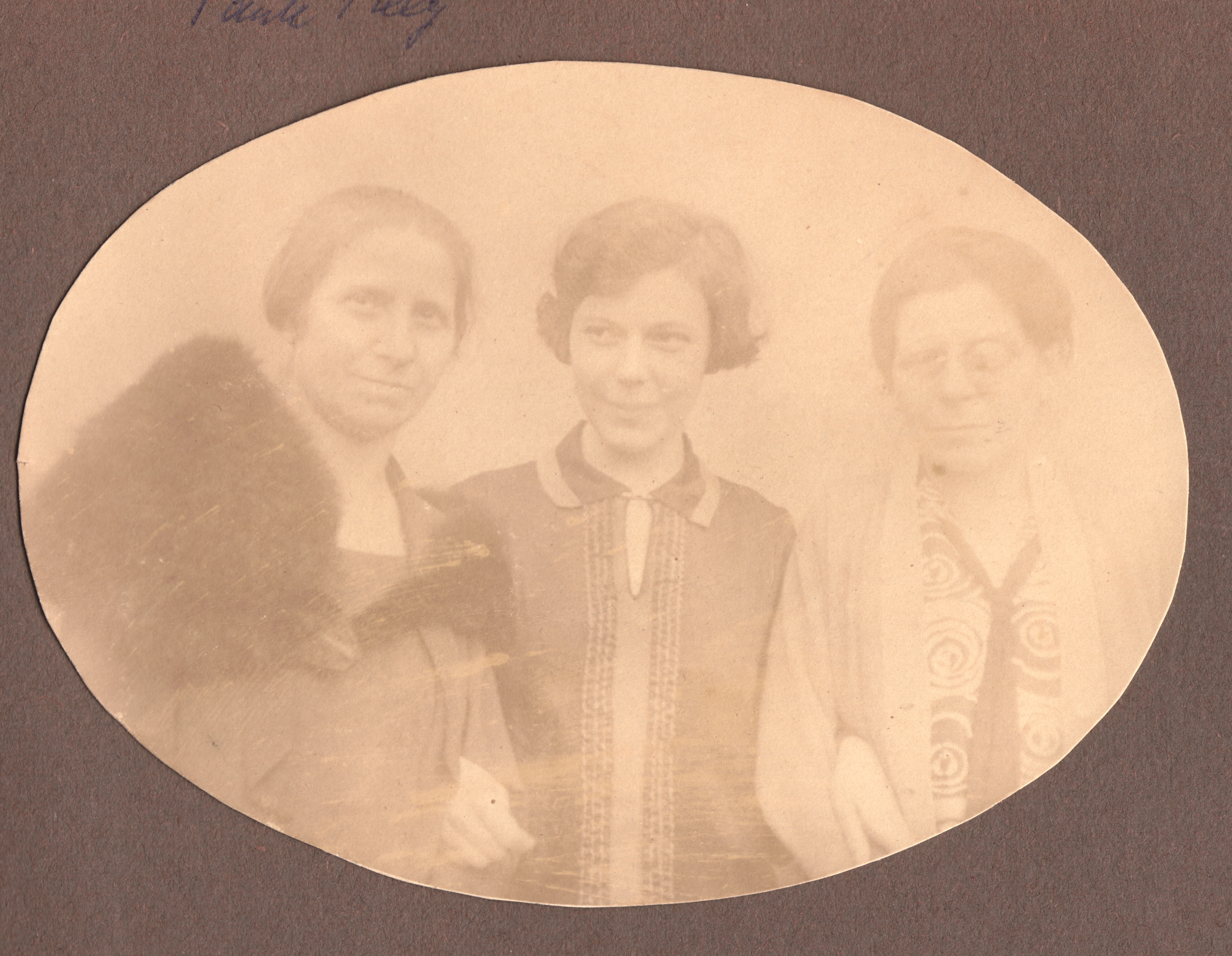 Winter 1926?: Oma Rose Hugenholtz-Lehmkuhl (midden met haar tante Mathilde Heger-Leeuwarden (l) en moeder Gretchen (r)