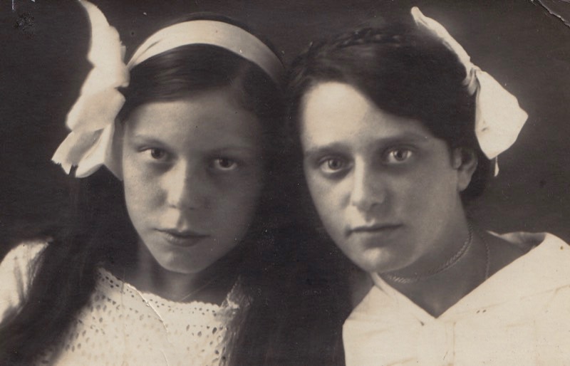 Rose Hugenholtz-Lehmkuhl met nichtje Rosette Leeuwarden (vermoord in Auschwitz in 1942, samen met haar echtgenoot en hun 11 jarige zoontje).