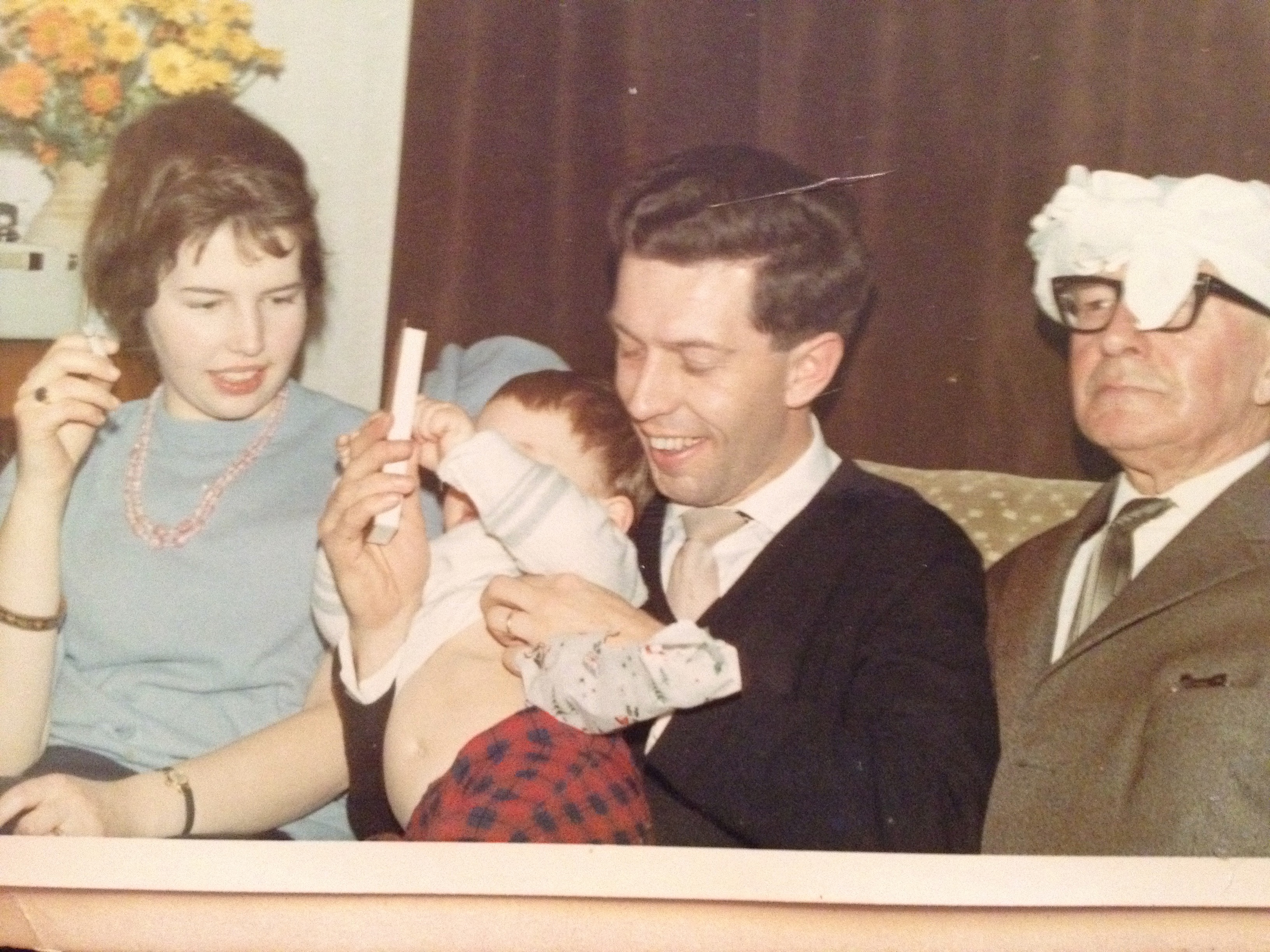 Zeist, 1965. vlnr mijn tante Eefje Hugenholtz-Wedekind (1943), mijn oom Albert Hugenholtz (1937), die mij op schoot heeft en mijn opa Gerhard Hugenholtz (1889-1969) met een theedoek om zijn hoofd :-)