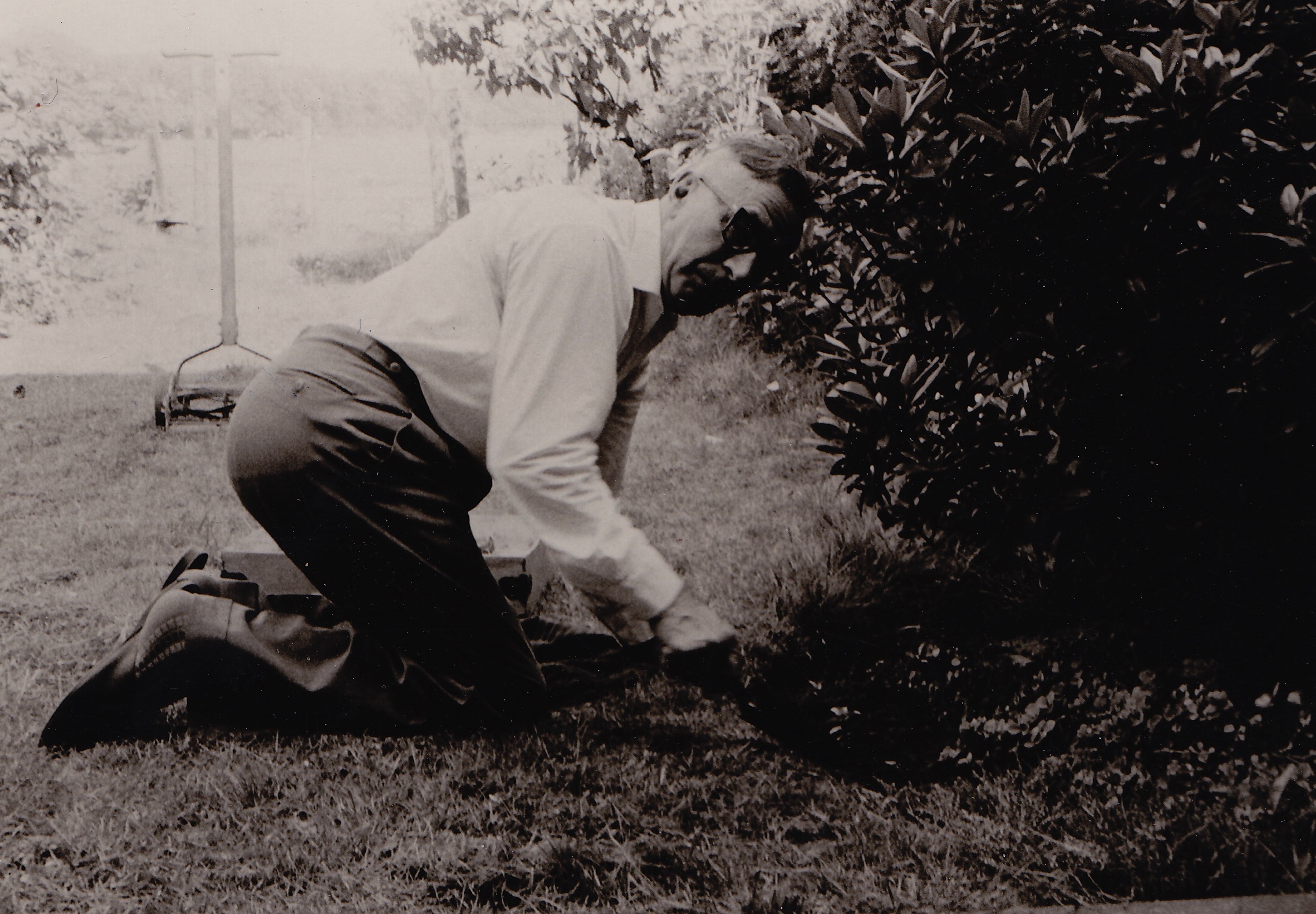 1960: opa aan het tuinieren in de achtertuin van zijn huis aan de Sanatoriumlaan 77 in Zeist.