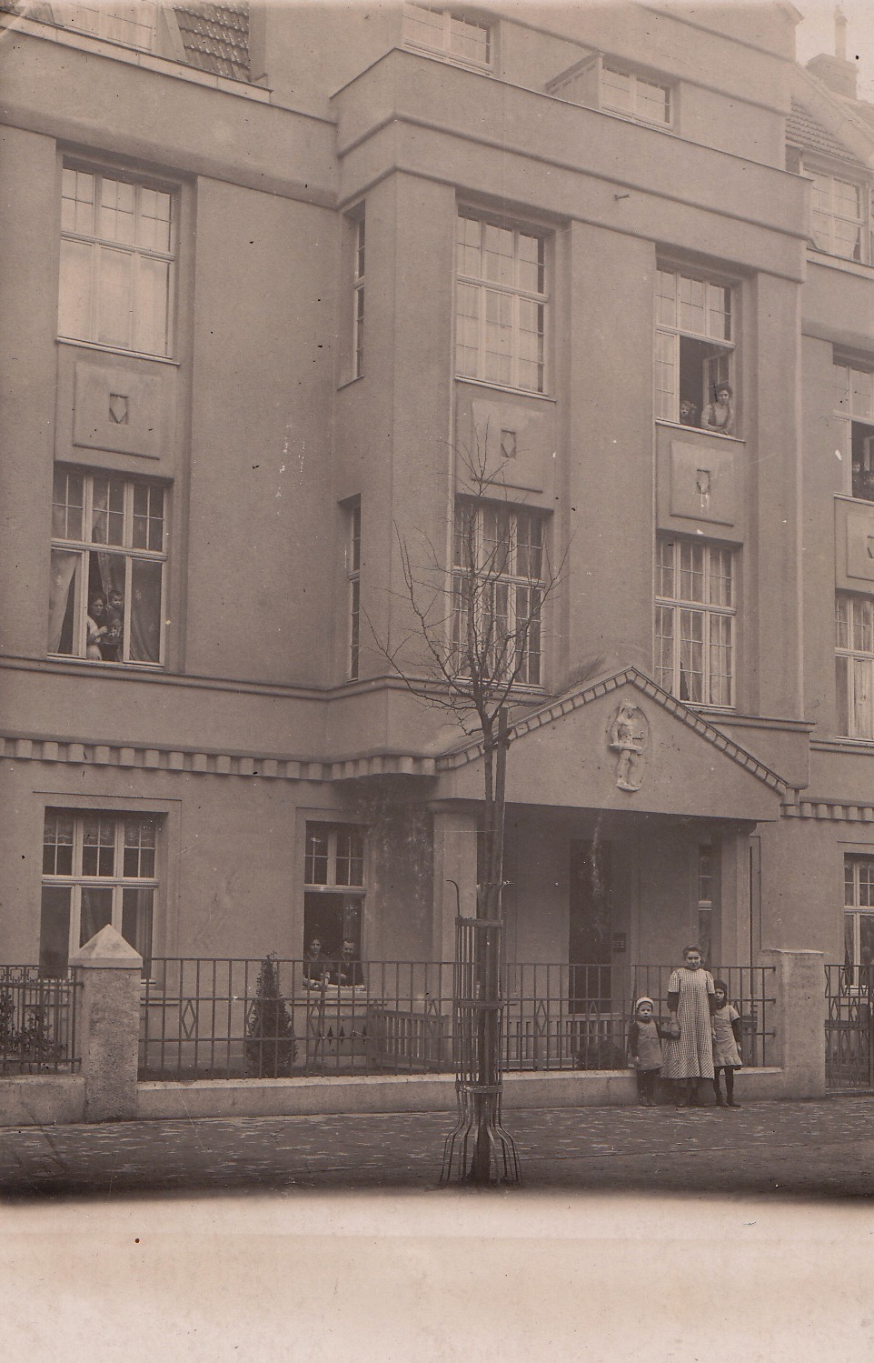 overgrootmoeder Gretchen Lehmkuhl-Leeuwarden en haar kinderen voor hun huis aan de Teutoburgerstrasse 24 in Keulen (D). Het huis is zwaar beschadigd in de tweede wereldoorlog en na de oorlog afgebroken.