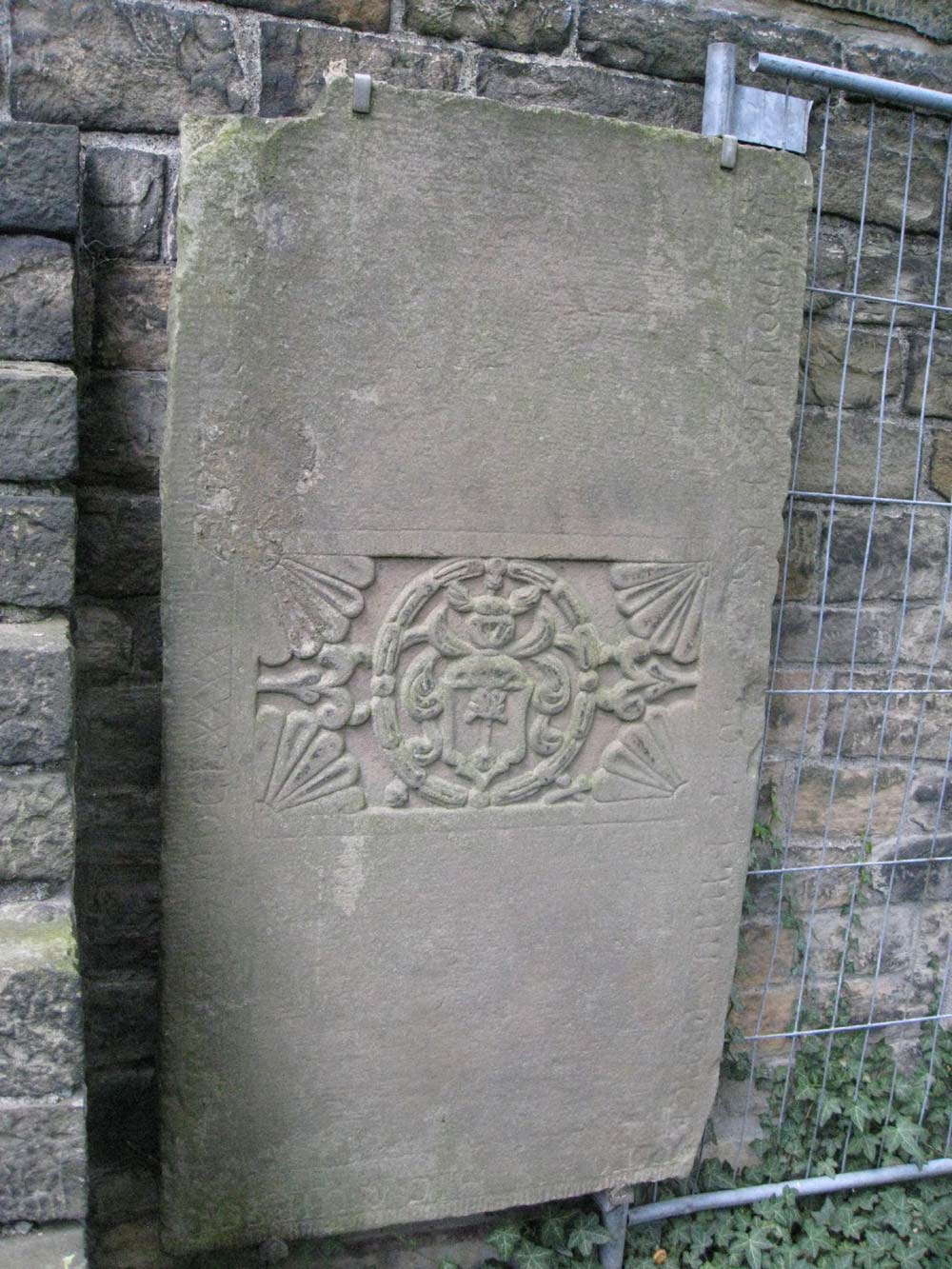 Grafsteen van Peter Hugenholdt / Hugenholtz (1610-1693) bleek in 2010 rechtop tegen de kerk te Wetter te zijn geplaatst.(foto: Peter Hoffman)