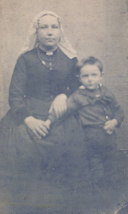 Samen met de dienstbode Jans van der Welle, omstreeks 1892.