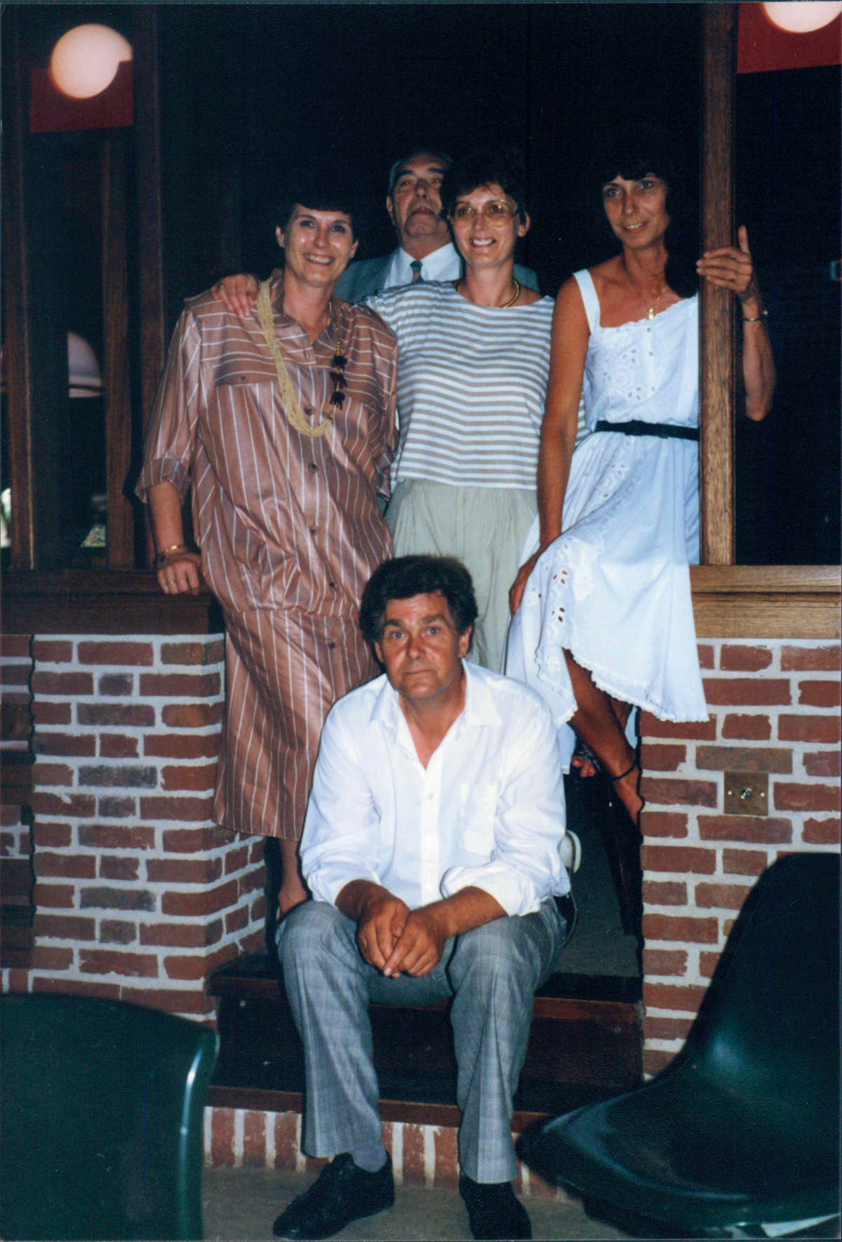 50 jarig huwelijksfeest in 1987: zittend op de voorgrond Douwe Kuijper (1940); vlnr mijn moeder Geertje Hugenholtz-Kuijper (1938-1994), opa Kuijper (1914-1993), Tonny Bos-Kuijper (1946) en Agnes van Ingen-Kuijper (1947)