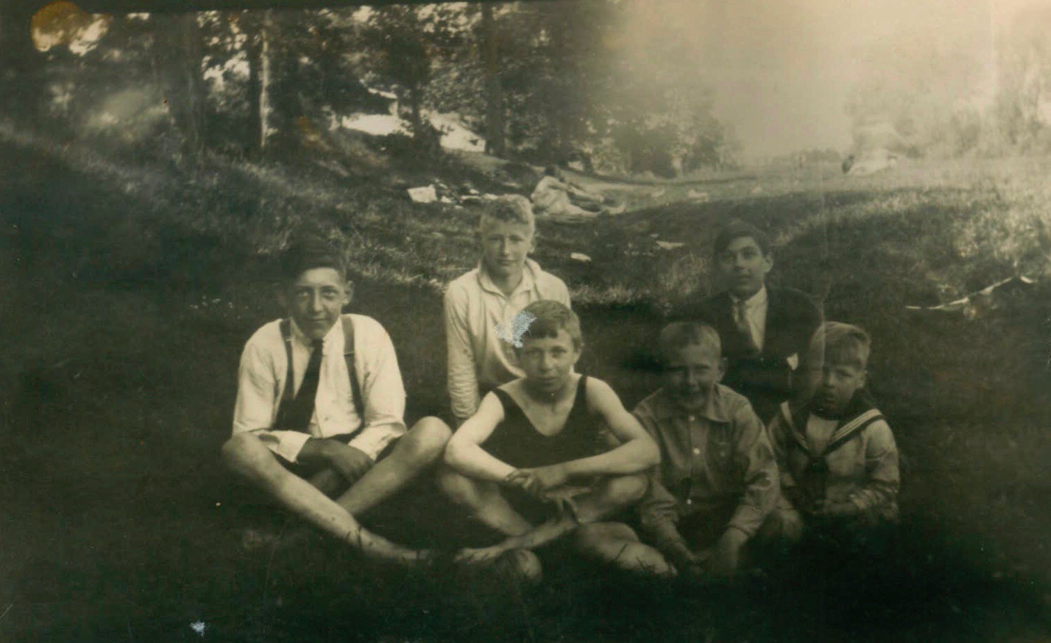 opa Kuijper (1914-1995) met verder onbekende personen. Foto dateert uit ca 1925.