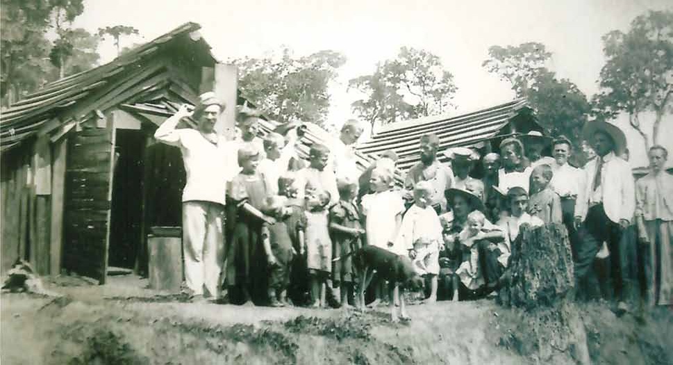 Een groep Hollanders voor hun huisjes in Gonçalves Juniór.