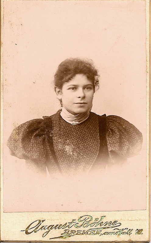 Omstreeks 1899: hun dochter, mijn overgrootmoeder Gretchen Lehmkuhl-Leeuwarden (1877-1952)