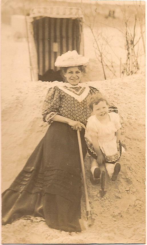 Gretchen Lehmkuhl en dochter Rose op Wangerooge 1907.