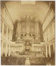 Interieur met bekend orgel van de Hersteld Evangelisch Lutherse Gemeente.
