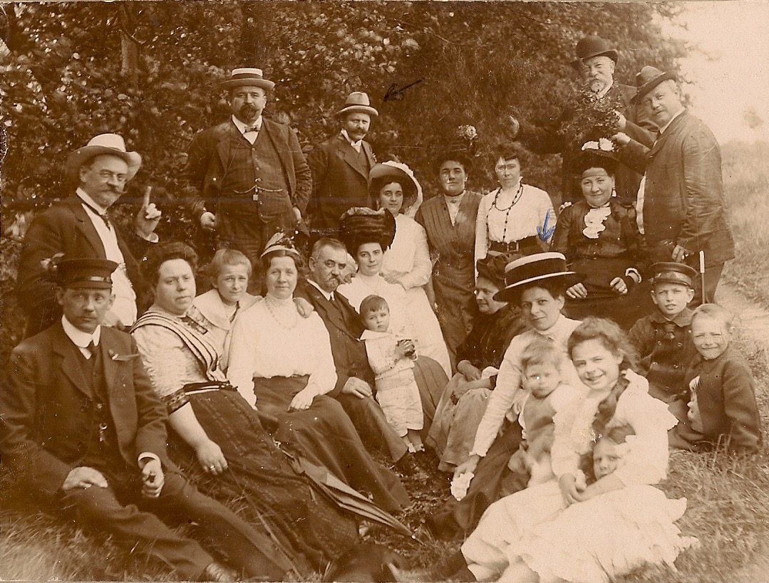 Familie/vrienden-uitje. Gretchen met grote hoed met zwarte rand; Carl Lehmkuhl achteraan bij pijl; Hans Lehmkuhl zit voor zijn moeder.