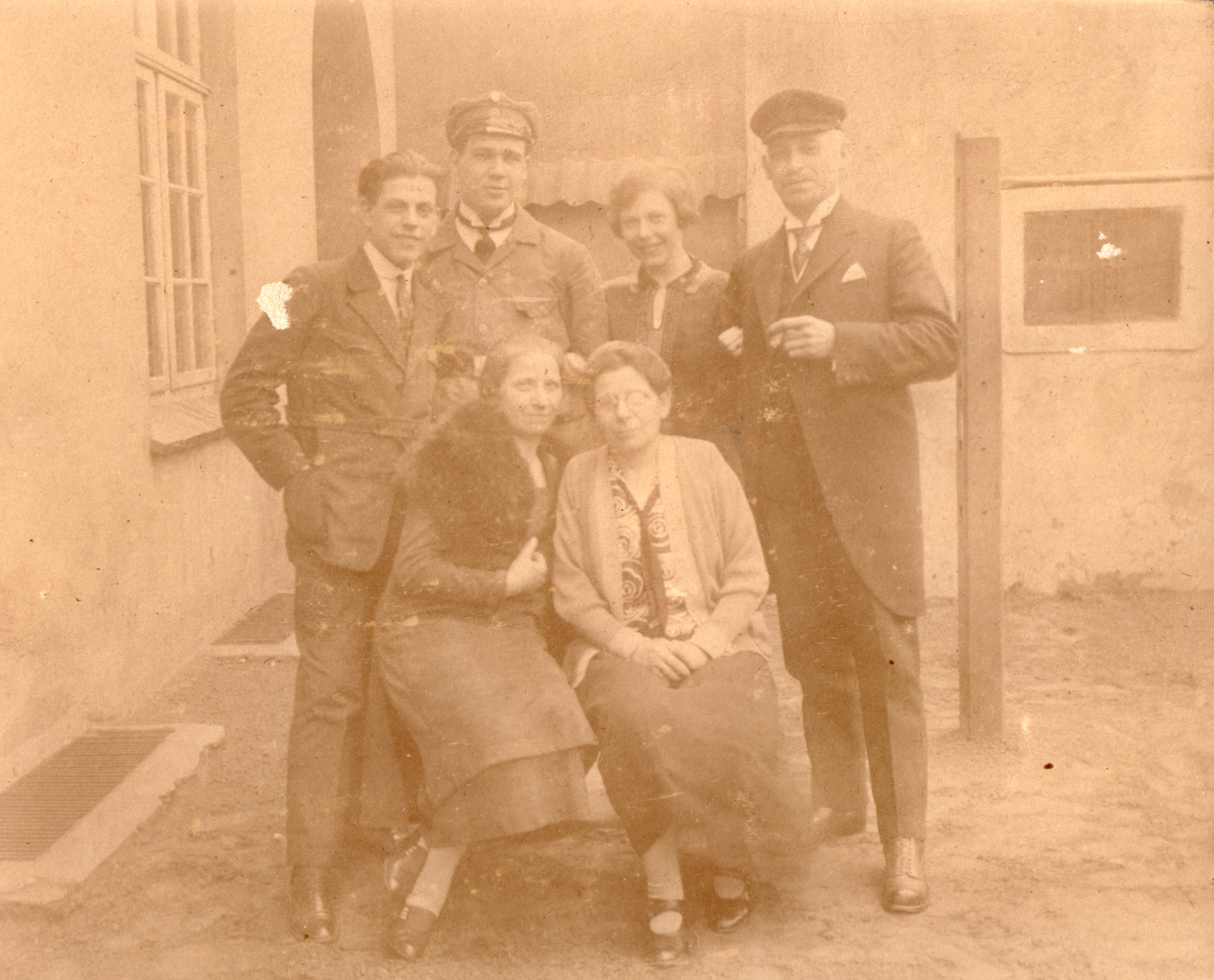 Hans Lehmkuhl, Richard Heger, Mathilde (Tilly) Heger, Gretchen Lehmkuhl-Leeuwarden, Rose Hugenholtz-Lehmkuhl, Nathan Heger; omstreeks 1926. Bijzonder detail is dat de Henry Heger 25% Joods was en tevens oprichter van de SS en NSDAP in noordwest-Duitsland. Hij had op de foto al een SS-uniform aan. Op dit detail werd ik gewezen door zijn zoon.