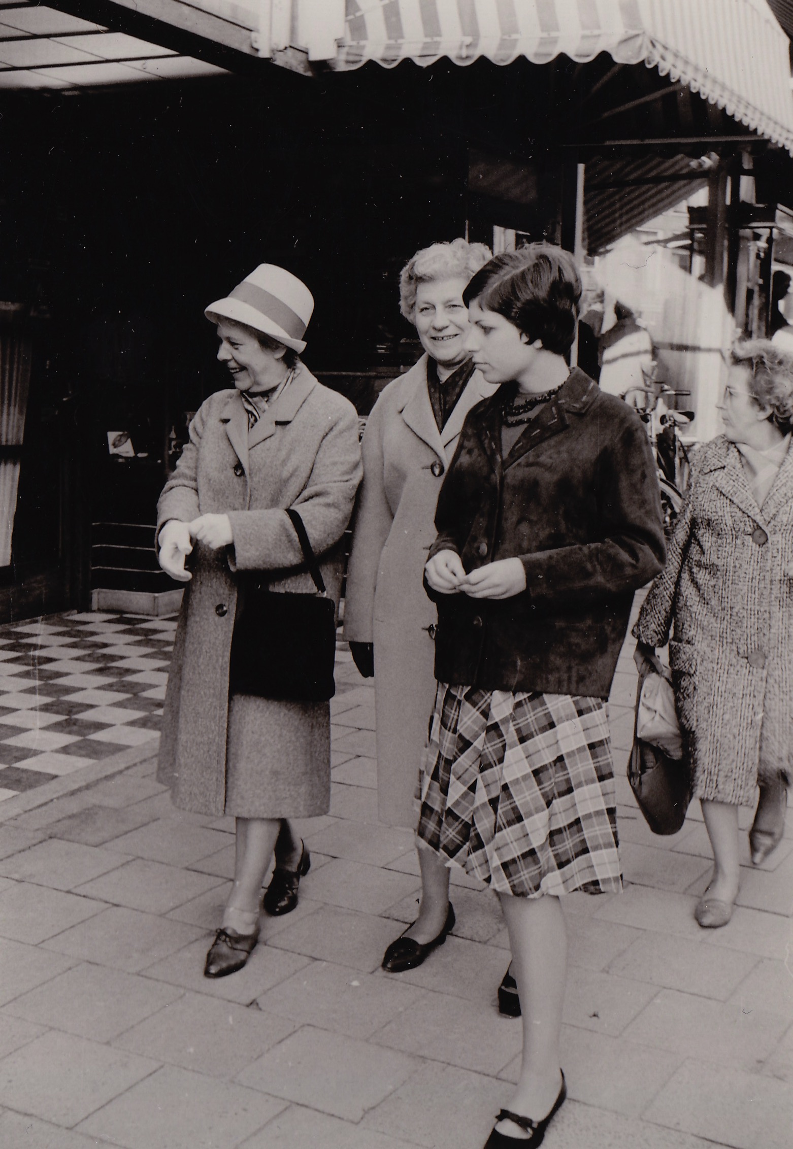 Winkelen: vlnr oma Rose Hugenholtz-Lehmkuhl (1905-1992); tante Tiny Lehmkuhl-Vrijenhoek (1906-1987) en haar dochter Yvonne Lyklema-Lehmkuhl geb. 1947.