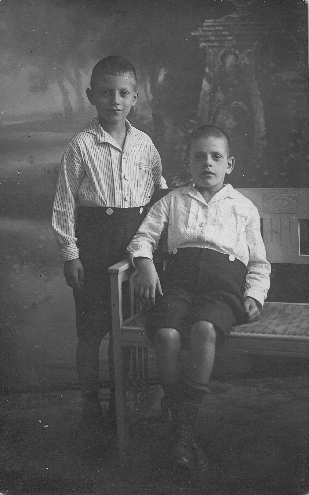 Julius Leeuwarden (1908-1981), zoon van Mathilde Heger-Leeuwarden met zijn neef en goede vriend Hans Lehmkuhl (1908-1992) . Tijdens vakanties waren ze altijd samen.