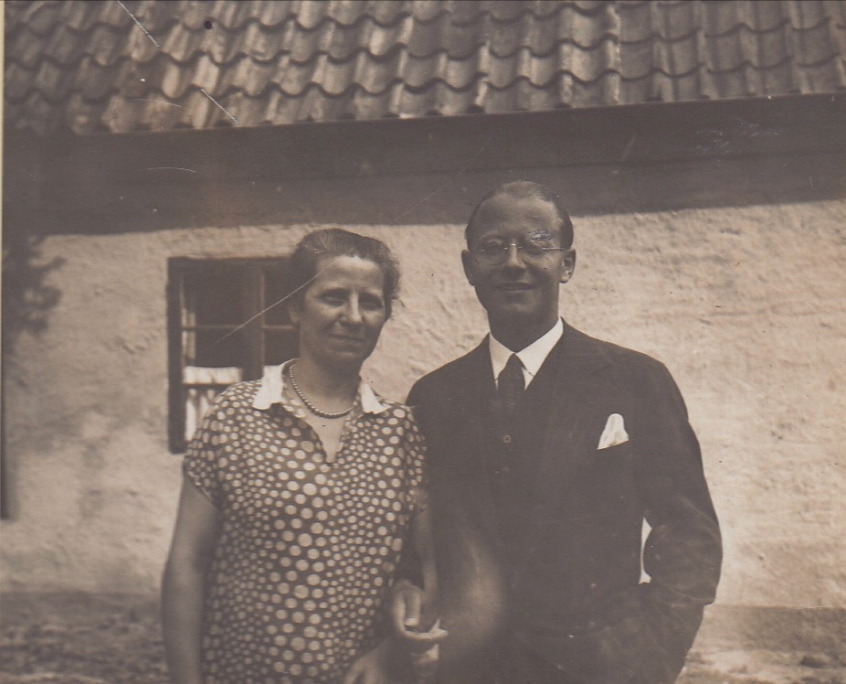 Around 1938: Mathilde Heger-Leeuwarden (1881-1942) and her son Julius Leeuwarden (1908-1981).
