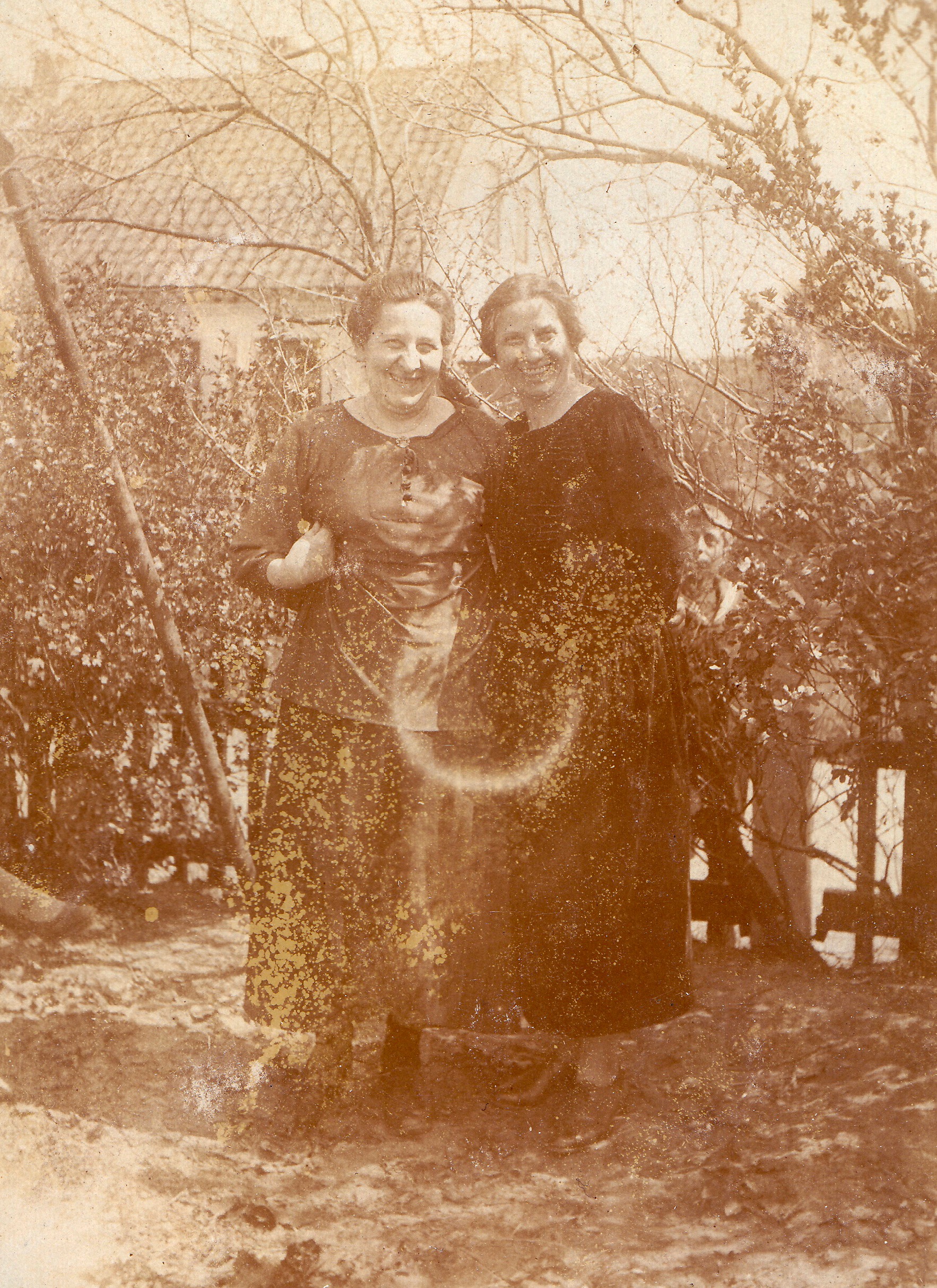 Roschen Levy-Leeuwarden and her sister Mathilde (Tilly) Heger- Leeuwarden, Wangerooge 1925