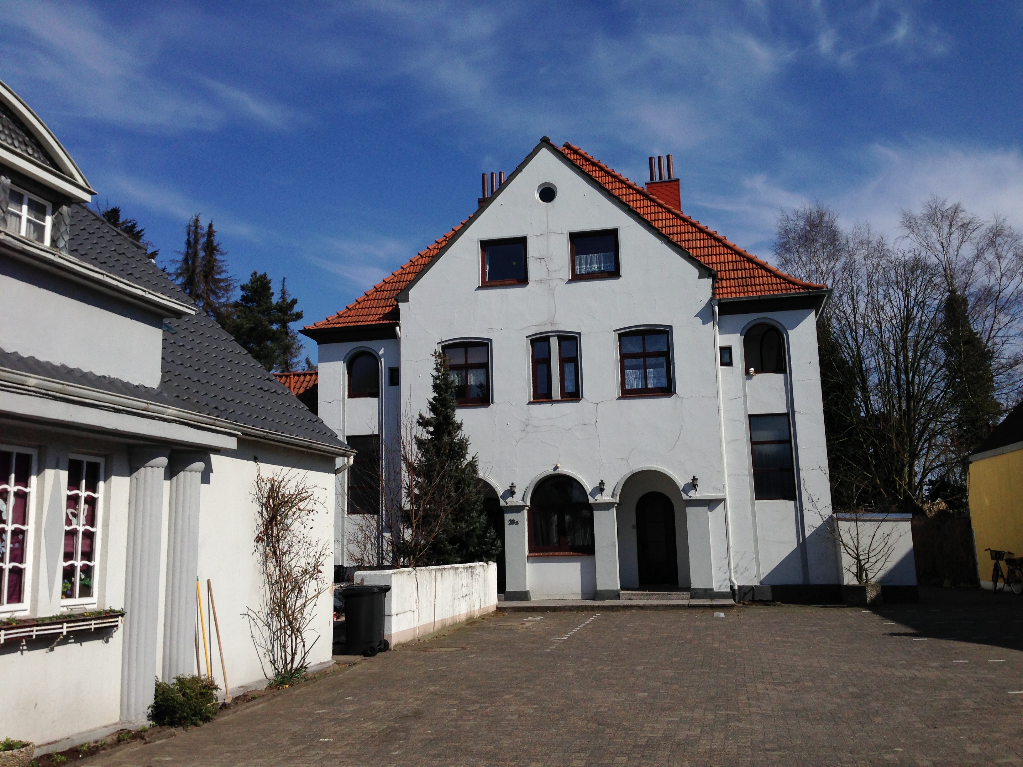 Cramerstraße 20A, Delmenhorst. The building was set on fire and gutted during the pogrom night (9–10 November 1938); it was converted into a multi-family house in 1940 (exterior walls and parts of the stairwells were preserved). This photo was taken in 2013.