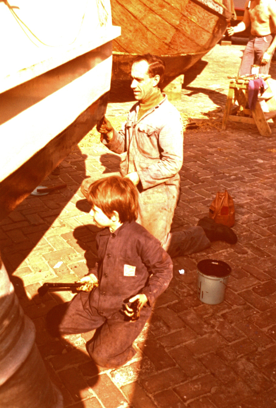 Onderkant van de boot in de teer gezet in Winter 1971/1972.