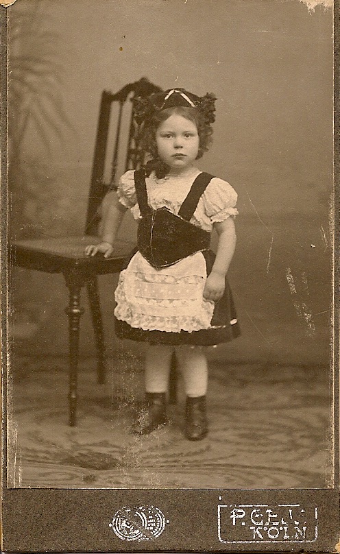 oma Rose Lehmkuhl in carnavalskostuum dat haar moeder gemaakt had. Keulen was overwegend Katholiek en Carnaval werd daar groots gevierd.