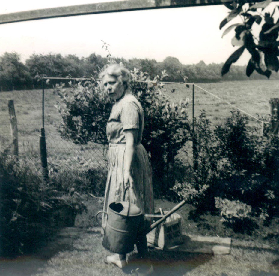 1960: oma Rose in de achtertuin van hun huis aan de Sanatoriumlaan 77 in Zeist.
