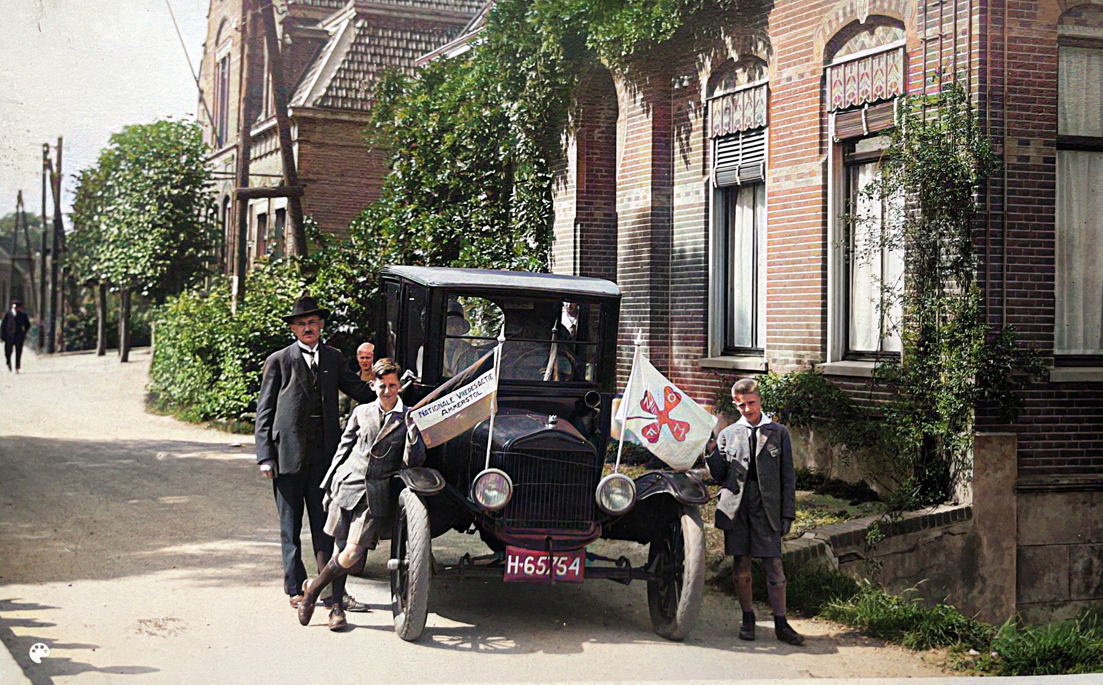 In de jaren 1927 en 1928 maakte hij samen met zijn vrouw en twee zoons een vredesautotocht door Nederland en België. Hiermee hoopte hij het vredeswerk grotere bekendheid te geven. (ingekleurde foto)