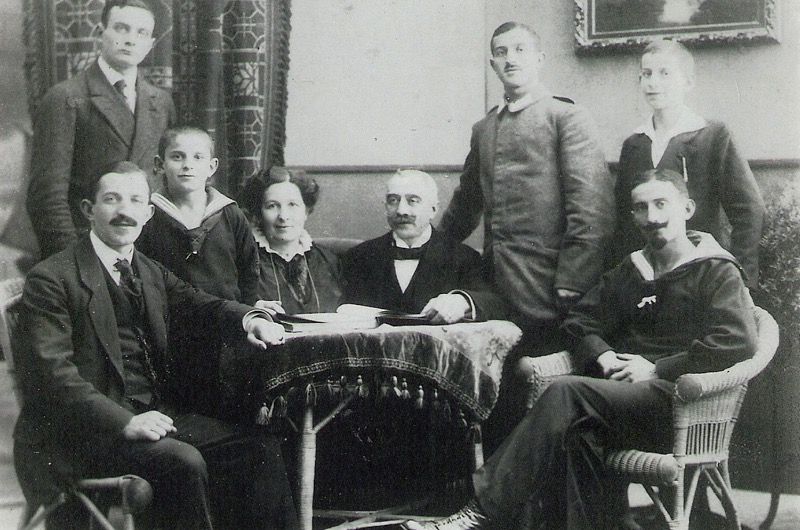 Moritz en Röschen Levy-Leeuwarden and their children. Whole family: left-right sitting: Erwin Levy, Willy Levy, Röschen Levy-Leeuwarden, Moritz Levy, Dagobert Levy
Standing: Harry Levy, Richard Levy and Alfred Julius Levy.