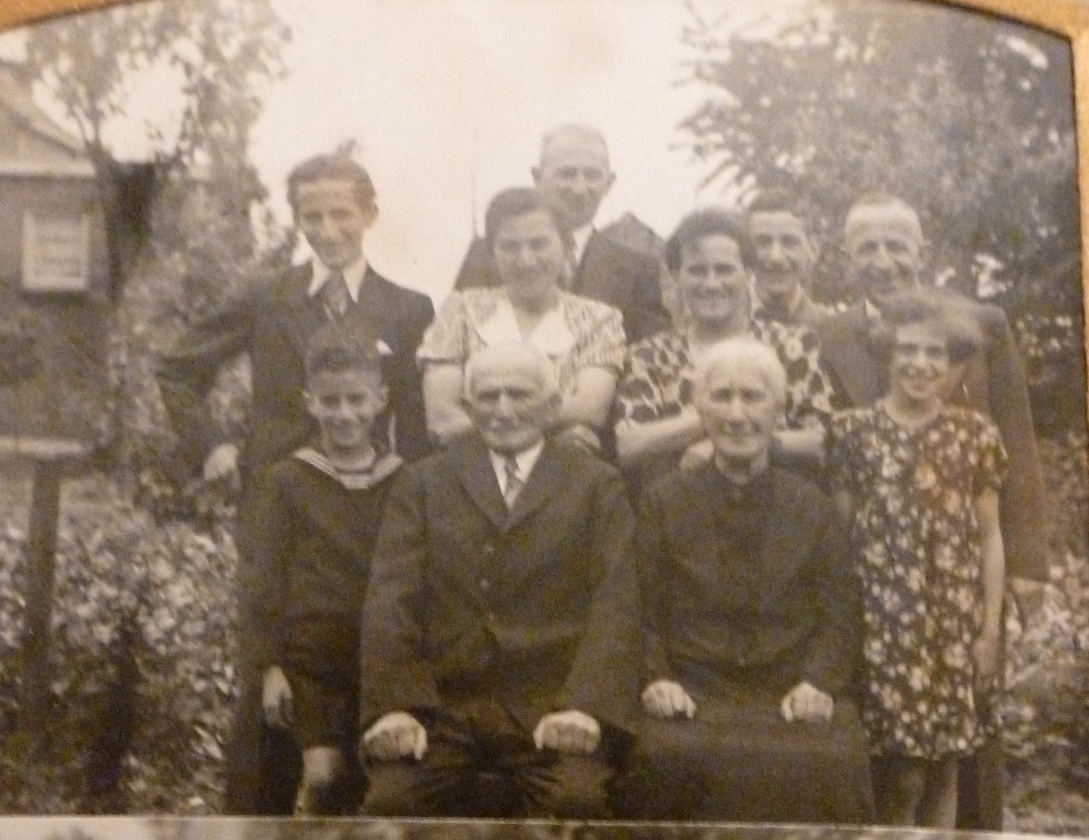front: dagobert, opa Gottschalk Simon, oma Henriette Breuer, Lieselote Lehman, 
back: Manfred, Rosa Lehman-Simon, Sally Lehman, Selma Simon, Günther, Erwin Levy NO ONE IN THIS PICTURE SURVIVED THE WAR