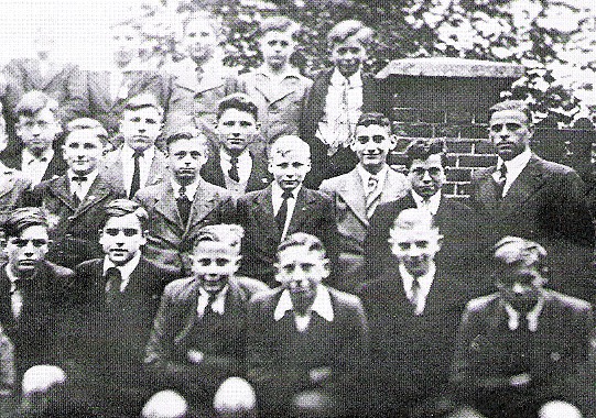 Uitreiking MULO diploma van Günther Levy (1923-1943). Tweede rij, derde van rechts.