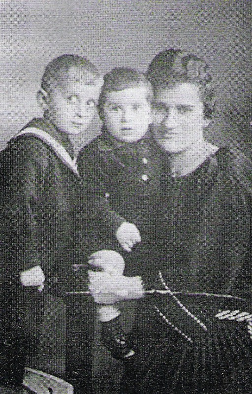 Selma Levy-Simon met haar zoons Manfred en Günther.