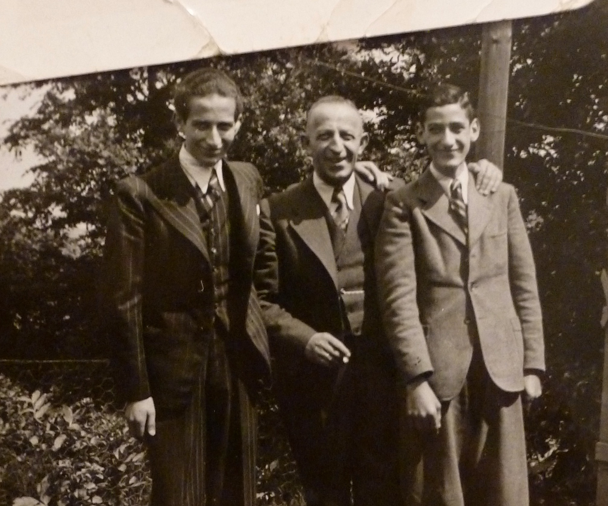 Een trotse Erwin Levy met zijn twee oudste zoons: Manfred en Günther Levy.